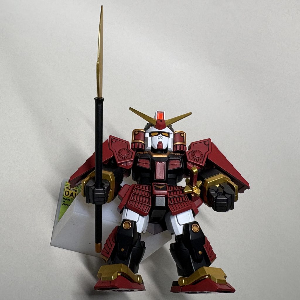 見上げて頭部がガンダムタイプでも塗りやすいくらいの大きさで、かといって大きすぎないので瞳を描きこんだりしなくても間がもちます。