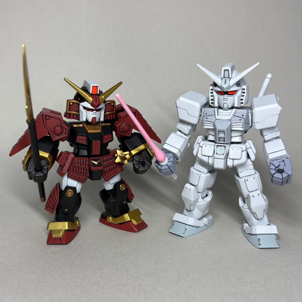 ハイパー化ガンダム(GQ)と並べてガンダムは、予備ブロック(武者ガンダムのものも使用)をかませて手足を延長しました。ブロックロスは未塗装だといまいちですが、きちんと全塗装するとその手間に応えてくれるので、見切り品を見かけたら試しに一つ購入して組むことをおすすめします。