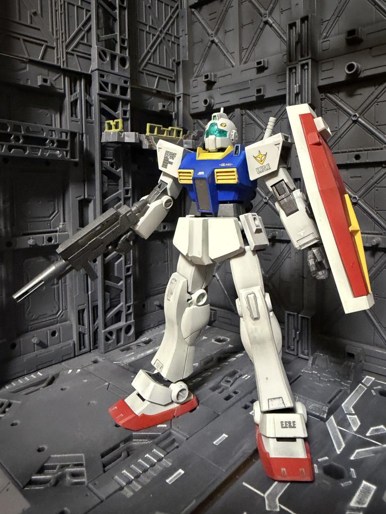 まずは正真正銘「ジムIIエンデ機」原作コミックの表紙だと胸部色がアニメ寄りでしたので好みという事もあり一般的なプラモデルで使われている方のブルーで塗装しています