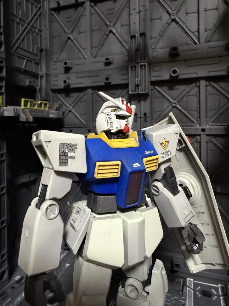 例の実習用ガンダムヘッドに換装　ツインアイの片側が機能不全を起こしている原因の配線も1本目立ちにくいですが再現しています