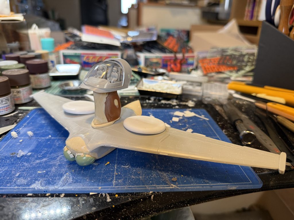 削り出してこんな感じに.コクピットはバイキングの機首部分を切断して持ってきました.翼の上の白いのはプラバン積層によるレーダードームの作りかけ.