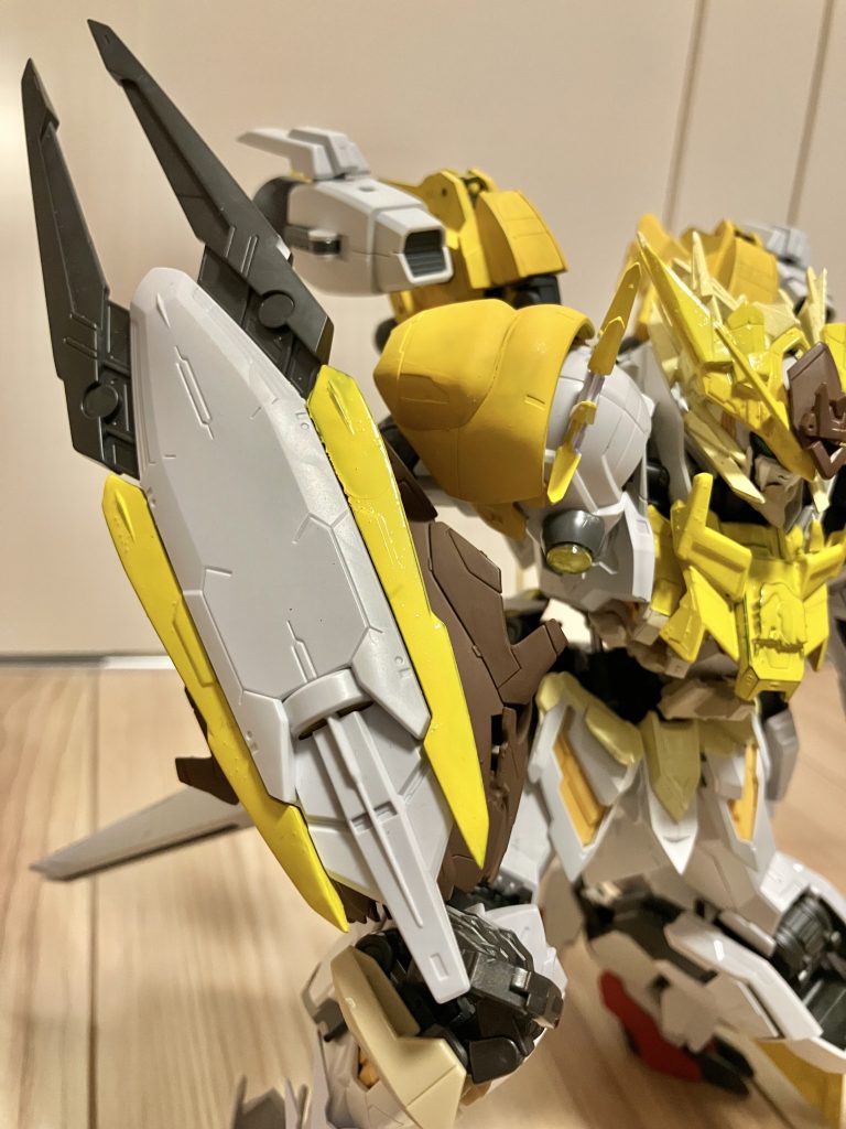 実はファイタースタイルとワイルドスタイルとでガントレットのスラスターが展開しています