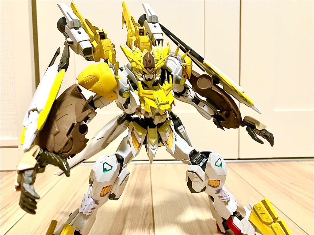 カッコよく出来たけどやっぱり装甲部分にパーツを色々付けたせいかパーツ同士が所々干渉してしまってポージングの邪魔になったのが判明しましたある意味今後の課題かもしれない・・・