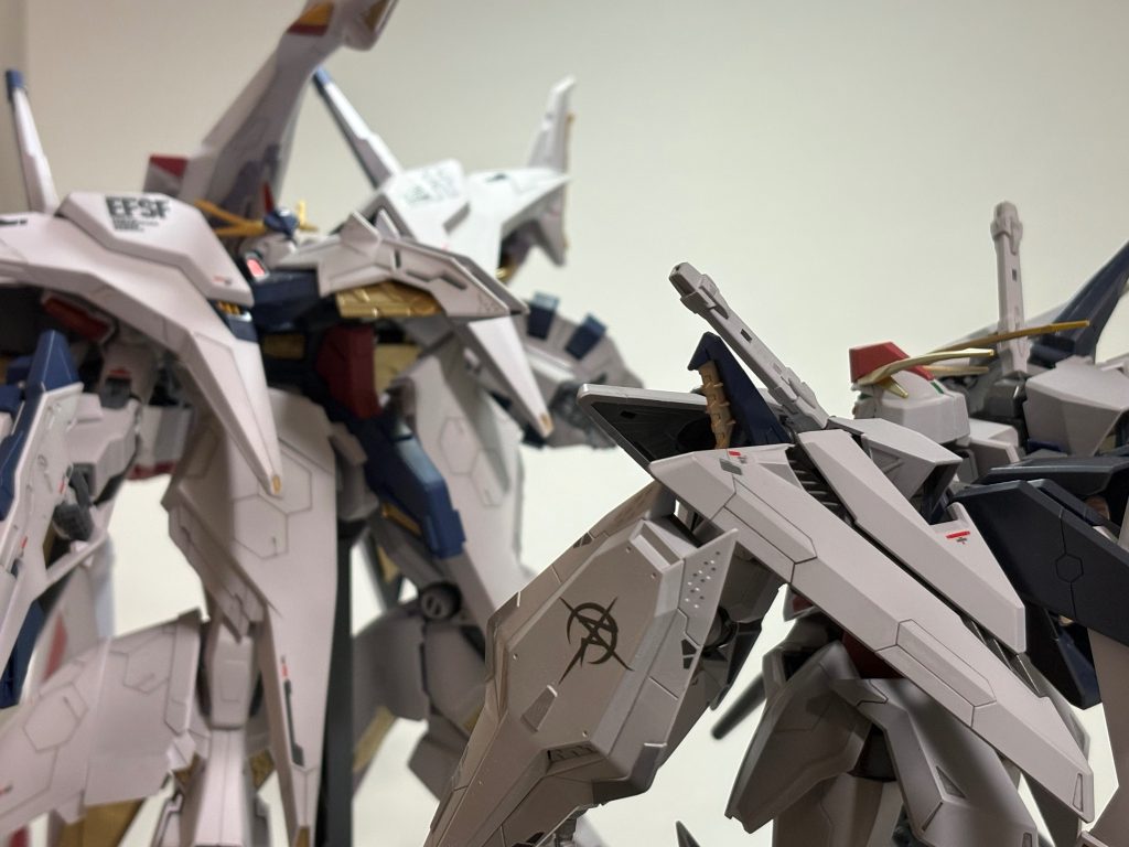 クスィーガンダムと対峙並べるとペーネロペーの大きさが際立ちます