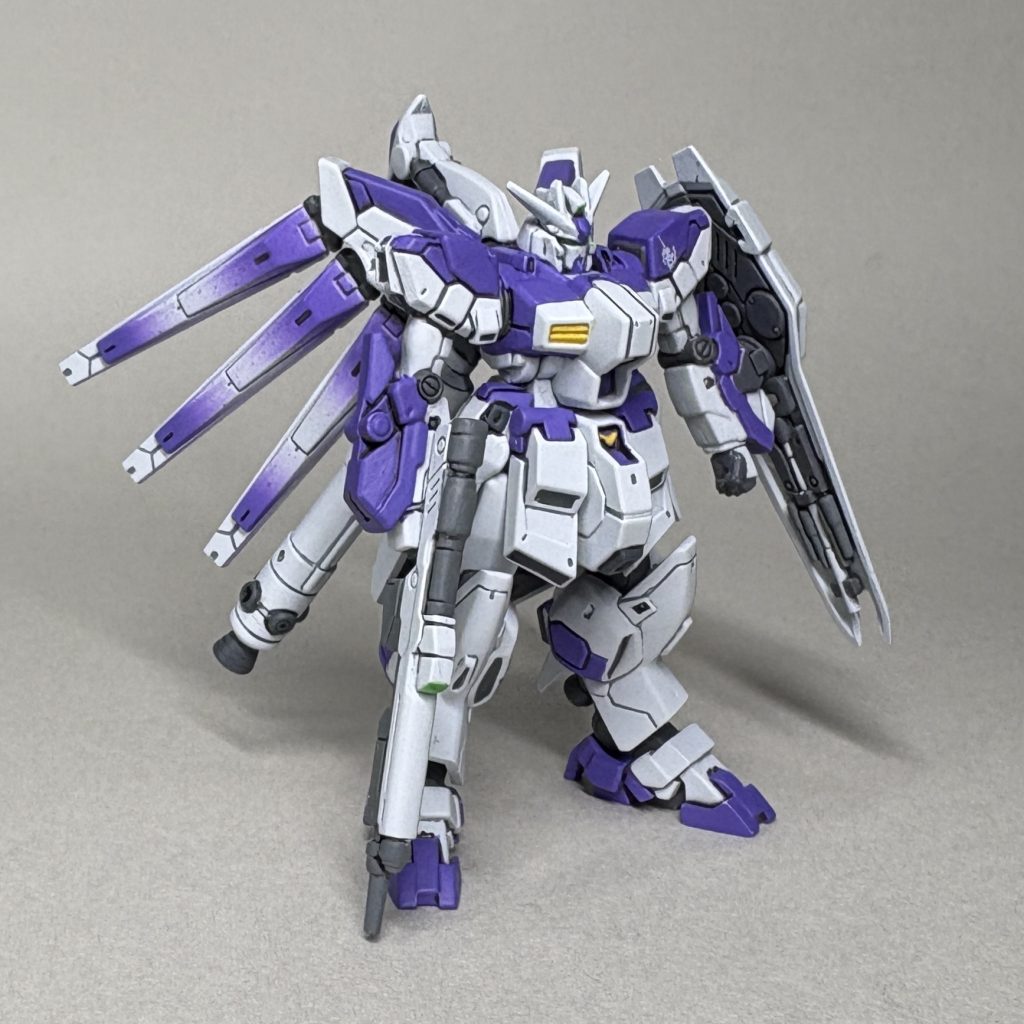 初期のHiνガンダムの作例や、MG Ver.Kaの塗り分けを参考に塗装しています。
