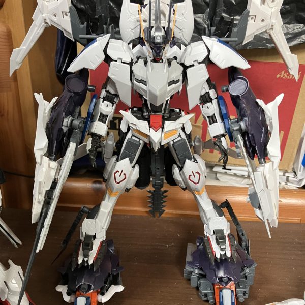 支援機一機をサメモチーフからマンタ？エイ？モチーフに変更そして仮組の合体と機体の大幅改造をしましたこのまま少しずつ付け加えて改造しようと思います（7枚目）