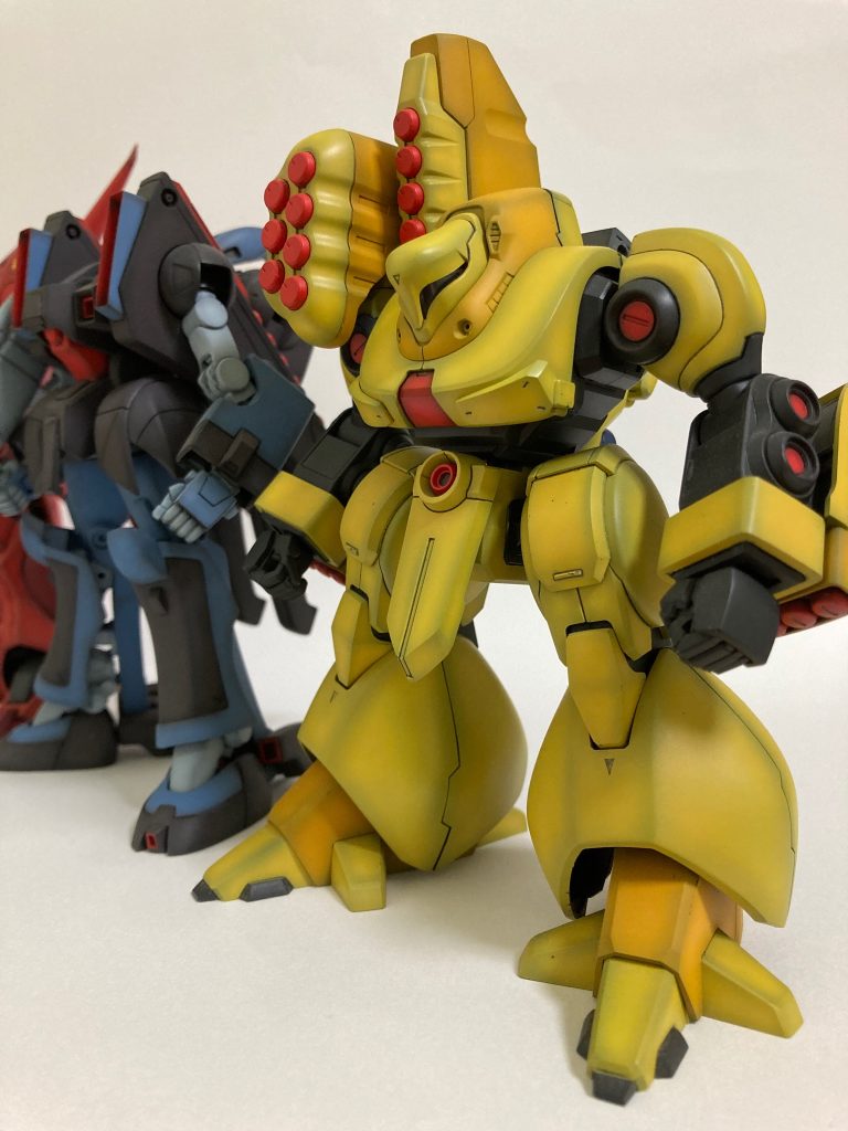 ズサマシュマー機らしくブースターパック無しの肩ミサイル装備