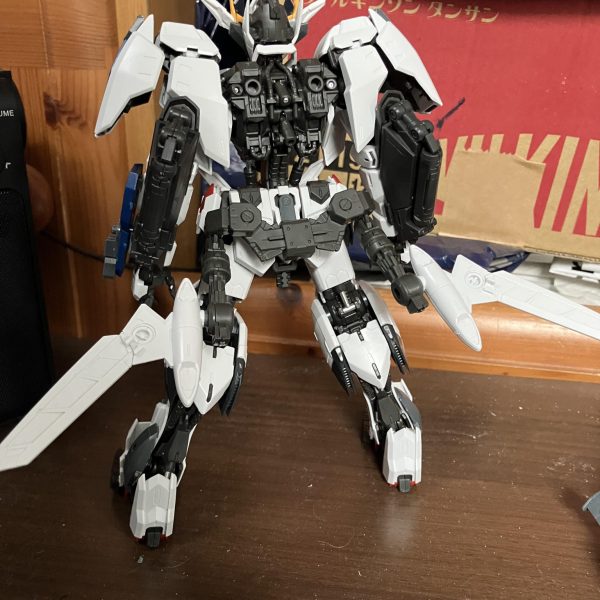 支援機一機をサメモチーフからマンタ？エイ？モチーフに変更そして仮組の合体と機体の大幅改造をしましたこのまま少しずつ付け加えて改造しようと思います（6枚目）
