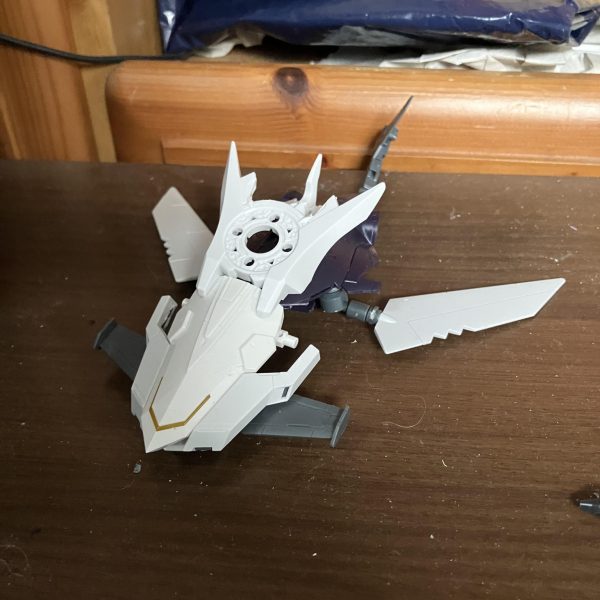支援機一機をサメモチーフからマンタ？エイ？モチーフに変更そして仮組の合体と機体の大幅改造をしましたこのまま少しずつ付け加えて改造しようと思います（4枚目）