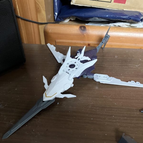 支援機一機をサメモチーフからマンタ？エイ？モチーフに変更そして仮組の合体と機体の大幅改造をしましたこのまま少しずつ付け加えて改造しようと思います（3枚目）