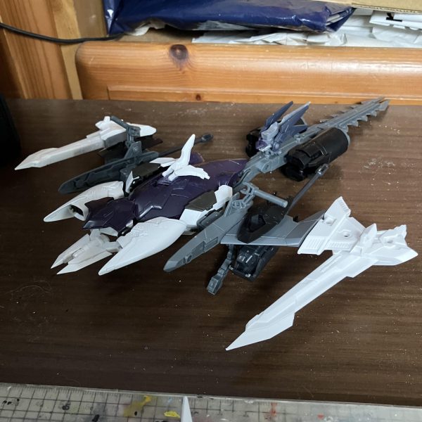 支援機一機をサメモチーフからマンタ？エイ？モチーフに変更そして仮組の合体と機体の大幅改造をしましたこのまま少しずつ付け加えて改造しようと思います（2枚目）