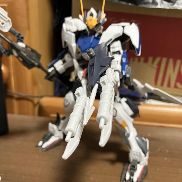 機体の専用武器(三又の矛と水中用の銃剣)と支援機との全合体塗装のカラーリングは青系統で検討中（6枚目）