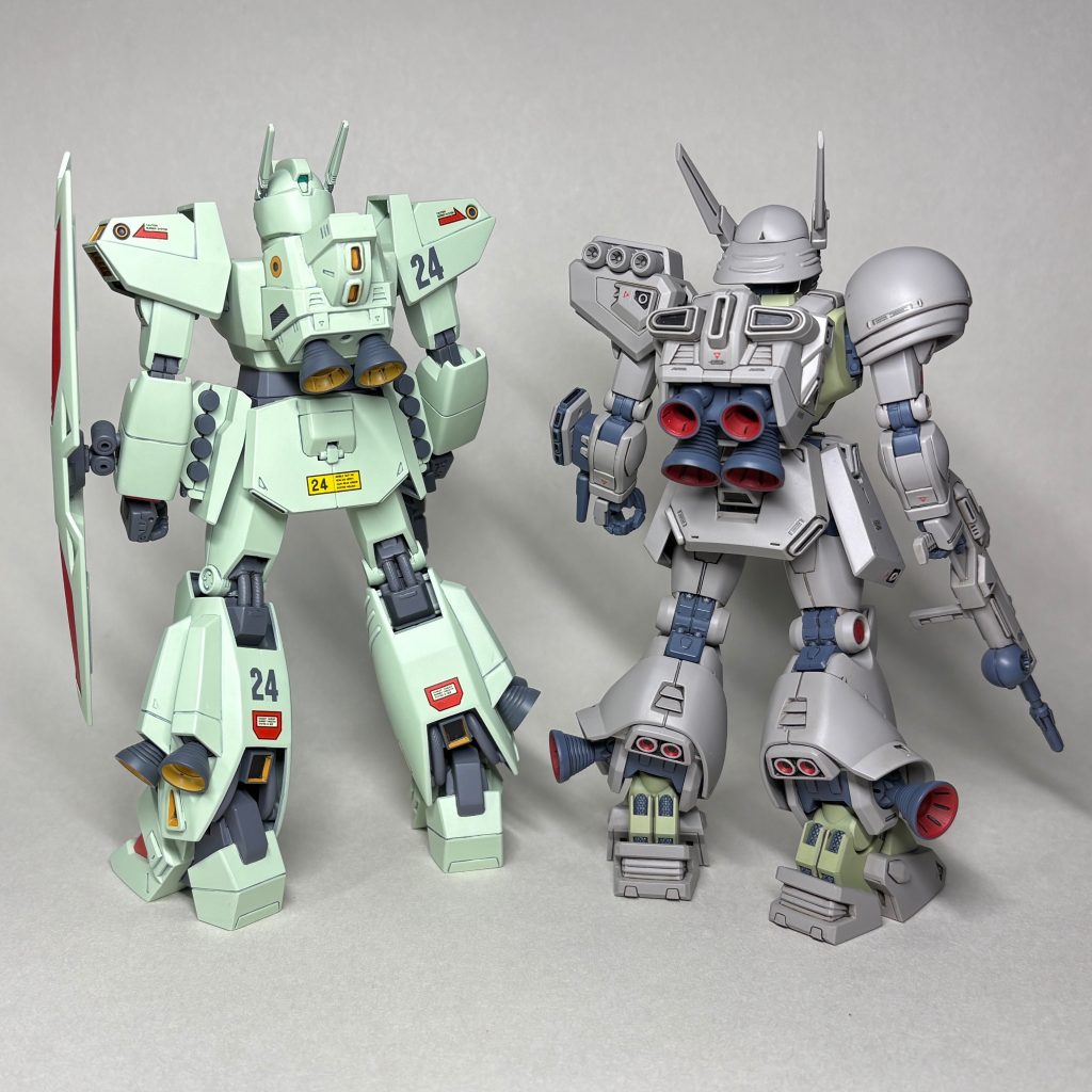 1/100 ヘビーガンと並べて　うしろ旧キットもなかなかいいですが、今は手頃な価格で入手できないのが辛いところです。