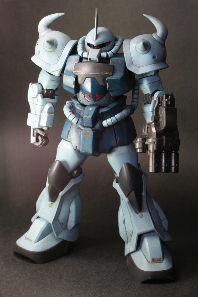 制作としましては、モノアイの若干変更、指のモールドを彫ったくらいです。と思っていたら、撮影時に首がイマイチ動かなくて、コキコキしてたら外れまして、プラバンを鍵爪にして固定の、頭部陥没化がしてありました。すっかり忘れておりました。ツノが折れてましたので接いであります。