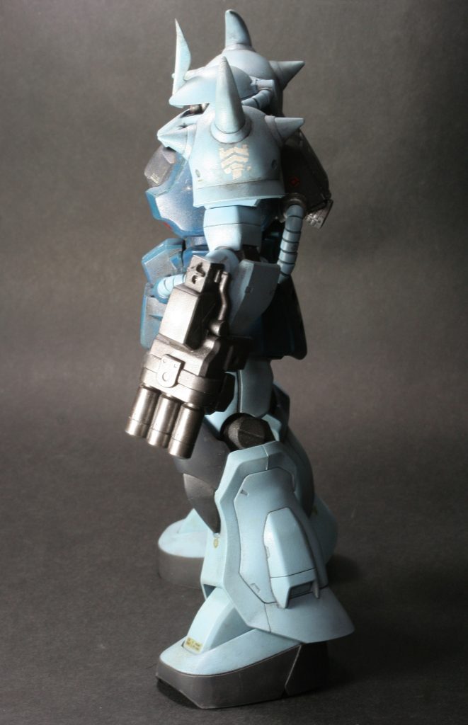 全面梨地だとくどいのでグレーの8割、動力パイプ、武器類をフラットにしています。上面、正面、側面で順に色を濃くしています。スミ入れ、汚しで影の強調をしています。