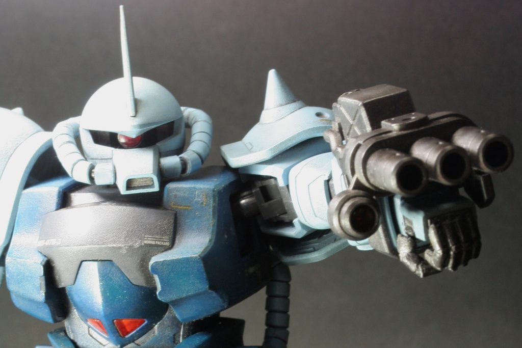 肩周りがよく動きます。残念ながら昔のキットなので、腰のほうはあんまり動きません。あと、もう年で、ポリキャップが緩々になって膝が笑いますので、常に膝が曲がり状態です。