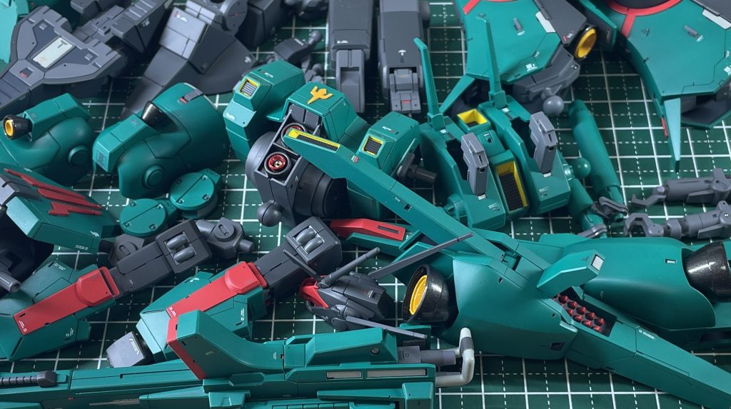 HGUCドーベンウルフ 製作内容◎全体仮組の印象は、充分に良く出来たキットだと感じました。胴体のバランスに少し違和感を覚えたので、プロポーションを少し自分好みに変更。また、細部を設定画を参考にしながら すり寄せる形で製作しました。足首周りの外装や 肩を下側から覗いた印象等、細かい改修の連続でしたが、展示時の印象が良くなるように意識したつもりです。フレームは 基本色を3種で塗り分け。外装は 部分的に差し色を加えてみました。艶消し仕上げですが、モノアイやバーニア等 一部 光沢仕上げになります。今回は、腹部ディテールと隠し腕が それぞれ選択式で 好みで飾れるようにしてあります。→下記 注1①注②参照◎胴体・頭部のアンテナは シャープに加工・デカールのモノアイは 市販品に変更・丸みを帯びた首は エッジを作りました・胴体の合わせ目はモールド加工・襟の合わせ目は 襟自体を加工し対処・胴体を 左右ブロックで幅詰め・胸のダクト内にスリットを配置→上記に合わせて 腹部も幅詰め加工・甘ったるい胸中央のマークは 削り落としてプラ材で作り直し・腰の合わせ目はモールド加工・リアアーマーのモールドはぬるく感じたので、プラ材で製作・リアアーマーの内側はプラ材でディテールアップ・股関下部のダクト内に スリットを配置。→アクションベースのスタンド接続部の為、接着せずに梱包いたします。両面テープ（ご要望あれば同封いたします）での貼り付け推奨。＊腹部のメガ粒子砲は中央にディテールパーツを製作注①メガランチャーとの接続部でもある為、接着せず 差し込み式になってます。メガランチャーを装備させる事が無いようでしたら 紛失防止の為 接着推奨いたします（ご要望ありましたら 接着して配送いたします）。◎腕部・肩のダクト（？)は見せ場になると思い、くり抜いて 内部にバーニアを配置・肩の丸バーニア内部にモールドパーツを配置・肩のポリキャップをカットし 腕を胴体側に寄せました→大きく腕を左右に展開する場合は 引き出して下さい。・肩上部の外装は フレーム扱いで塗装・上腕の合わせ目はモールド加工・下腕の合わせ目はモールド加工・ライフル持ち手のピンは真鍮線に変更・左握り手は 別キットの物を加工し製作。→上記により キットの手の甲を使用した為 一つ足りません。展示に不用な物と取り替えて下さい。・腕中央のダクト内にスリットを配置・キットの手首のカバーは 申し訳ない感じだったので、市販品を加工して製作＊隠し腕の腕部は、製作に準じたキットの物と、ディテール優先で延長加工した物を片方ずつ製作。クローは共有パーツで一つのみ製作。展示の際は メガランチャーを持たせると思い、選択式で製作しました。注②上記により 左右同時展開での展示はできません。◎脚部・サイドアーマーの丸モールドは 一旦くり抜き 市販品で製作。ビームサーベルのグリップ底と合わせてあります。・サイドアーマーのバーニアは二重構造に・太腿の合わせ目はモールド加工・脹脛ダクト内にスリット配置・左右のダクト内にスリット配置・脹脛バーニアの基部は市販品でディテールアップ・バーニアは二重構造にし 中央に金属パーツを配置・踵の肉抜き処理◎バックパック・各合わせ目はモールド加工・中央ダクト内部にスリットを配置・バーニアは二重構造にし 中央に金属パーツを配置・ビームキャノン先端の赤いパーツは、キットの仕組み上 丸見えになる裏側が気持ち悪かった為 加工・裏側の一部をフレーム扱いして塗装・インコムブロック上部のクローはシャープに加工・インコム基部はフレーム扱いで塗装◎装備・メガランチャーの銃口はシャープに加工・センサーは 内部にモールドディテールを施しシルバーで塗装。クリア塗装した透明プラ板を貼り付けて精密化。・合わせ目はモールド加工・グリップと一部の色を変更・メガランチャーの胴体との接続部の先端は 塗装ハゲ防止の為 整形色仕上げ。・メガランチャーの裏側にディテールを追加・メガランチャー先端下部のスタンドは、キットは差し替え式可動ですが 必要性を感じない為 ディテールアップ後 固定。・対艦ミサイルのディテールは プラ材で作り直し・ミサイル保持パーツは 塗装ハゲ防止のため 内側は整形色仕上げ◎その他・有線／無線式ビームハンドのスタンドは製作せずに、接続部のみ アクションベースに配置できるよう ジョイントパーツに加工