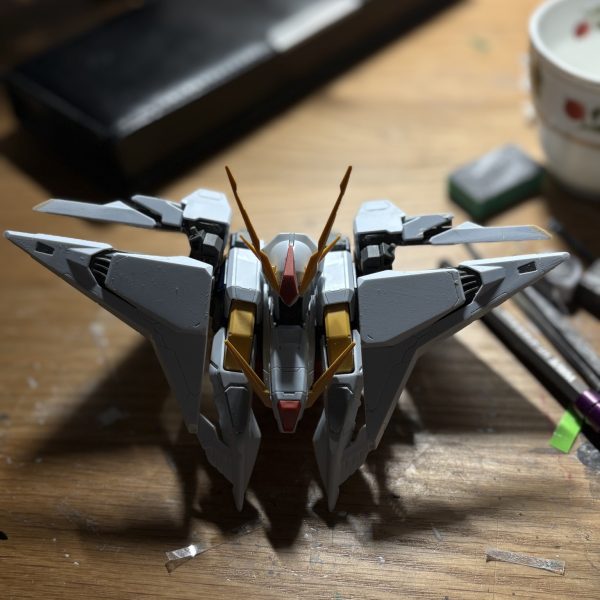 中々作業が進まず、進捗報告が遅れております...HGクスィーガンダムです。今は上半身、フライトユニットなどのディティールアップを行なっています。肉抜きのパテ埋めなどで時間かかったり、単に複雑なディティールを実行して手間取ったり、そんなこんなでおよそ1ヶ月？上半身の改造を続けてしまっています。進まな過ぎ。綺麗に仕上がってるんですけどね。胸部装甲の可動がコックピット周りのアンテナと干渉してあまり動かない問題も解決したいのですが、ブレードアンテナの生え方が難しく、綺麗に戻せなさそうだったので、少し干渉部を削るのに止めました。地味ーーーに改善してます。そこそこ進めたら下半身もやらないといけないのでまだまだ時間かかりそうです。夏に終わるかなぁ？そんくらいの見積もりでいます。お気長にお楽しみください.....丁寧に作ります....（5枚目）