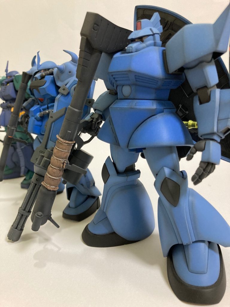 ゲルググ(青の部隊仕様)顔はノーマル(ブタ鼻)、C型と、画像のミキシングタイプの3種作りましたレプリカとかいう設定があった(うる覚え…コイツじゃ無いかも)ので、ジャンクパーツで復元された感じにしました