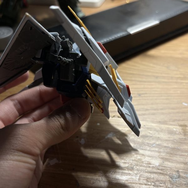 中々作業が進まず、進捗報告が遅れております...HGクスィーガンダムです。今は上半身、フライトユニットなどのディティールアップを行なっています。肉抜きのパテ埋めなどで時間かかったり、単に複雑なディティールを実行して手間取ったり、そんなこんなでおよそ1ヶ月？上半身の改造を続けてしまっています。進まな過ぎ。綺麗に仕上がってるんですけどね。胸部装甲の可動がコックピット周りのアンテナと干渉してあまり動かない問題も解決したいのですが、ブレードアンテナの生え方が難しく、綺麗に戻せなさそうだったので、少し干渉部を削るのに止めました。地味ーーーに改善してます。そこそこ進めたら下半身もやらないといけないのでまだまだ時間かかりそうです。夏に終わるかなぁ？そんくらいの見積もりでいます。お気長にお楽しみください.....丁寧に作ります....（3枚目）