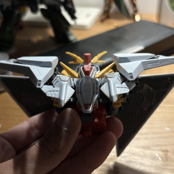 中々作業が進まず、進捗報告が遅れております...HGクスィーガンダムです。今は上半身、フライトユニットなどのディティールアップを行なっています。肉抜きのパテ埋めなどで時間かかったり、単に複雑なディティールを実行して手間取ったり、そんなこんなでおよそ1ヶ月？上半身の改造を続けてしまっています。進まな過ぎ。綺麗に仕上がってるんですけどね。胸部装甲の可動がコックピット周りのアンテナと干渉してあまり動かない問題も解決したいのですが、ブレードアンテナの生え方が難しく、綺麗に戻せなさそうだったので、少し干渉部を削るのに止めました。地味ーーーに改善してます。そこそこ進めたら下半身もやらないといけないのでまだまだ時間かかりそうです。夏に終わるかなぁ？そんくらいの見積もりでいます。お気長にお楽しみください.....丁寧に作ります....（4枚目）