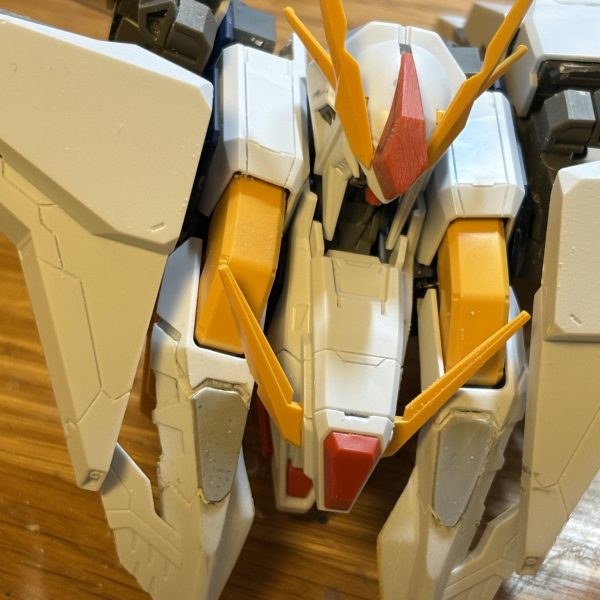 中々作業が進まず、進捗報告が遅れております...HGクスィーガンダムです。今は上半身、フライトユニットなどのディティールアップを行なっています。肉抜きのパテ埋めなどで時間かかったり、単に複雑なディティールを実行して手間取ったり、そんなこんなでおよそ1ヶ月？上半身の改造を続けてしまっています。進まな過ぎ。綺麗に仕上がってるんですけどね。胸部装甲の可動がコックピット周りのアンテナと干渉してあまり動かない問題も解決したいのですが、ブレードアンテナの生え方が難しく、綺麗に戻せなさそうだったので、少し干渉部を削るのに止めました。地味ーーーに改善してます。そこそこ進めたら下半身もやらないといけないのでまだまだ時間かかりそうです。夏に終わるかなぁ？そんくらいの見積もりでいます。お気長にお楽しみください.....丁寧に作ります....（2枚目）