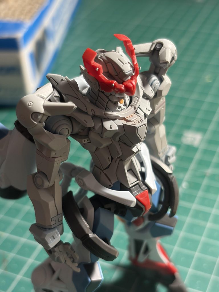 胸部の黄色の塗り分けはマスキングが面倒だったのあらかじめスジボリして塗り分けをしやすく。