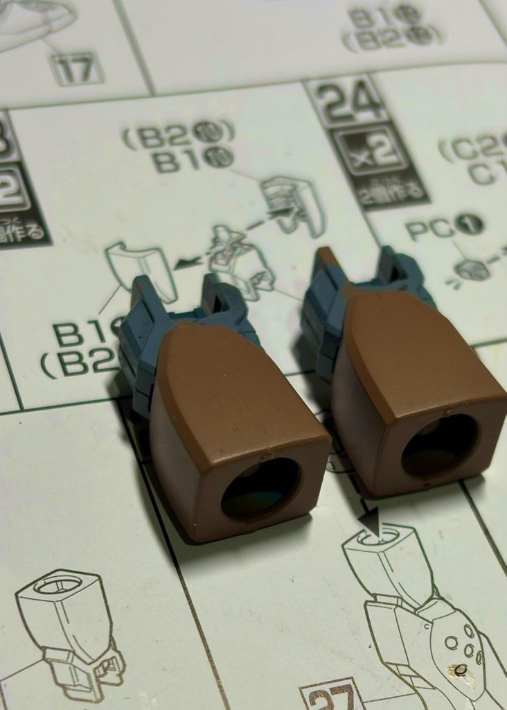 太ももが説明書では合わせ目扱いだったので消したんですが、見本写真だとモールド扱いなんですよね。アニメの設定資料みたらモールド無かったしどちらが正しいんだろう。