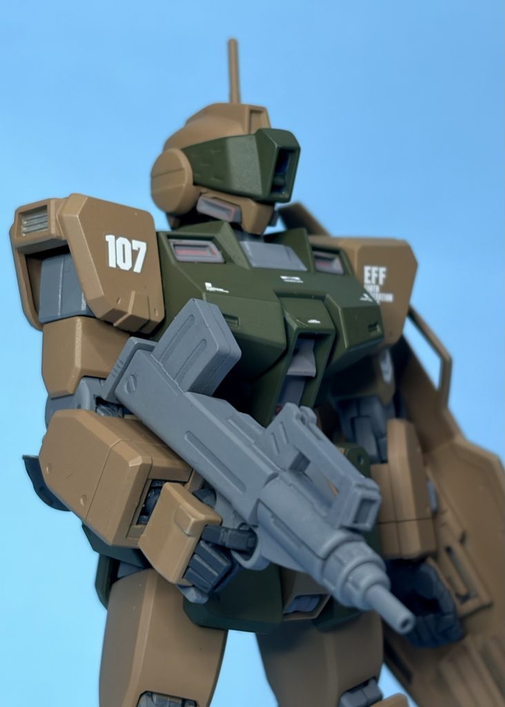 製作中、頭部バイザーのクリアパーツを紛失。一生見つからないと思うのでこれで完成という事で。