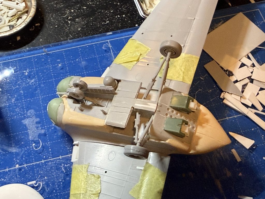 着陸脚はそのまま持ってきました.本来はもっと前後に長い胴体に付いているのですが,翼の長さに合わせないといけないので,前後にかなり幅を詰めました.その関係で後輪の支柱は前後逆にしたりして何とか入れました.