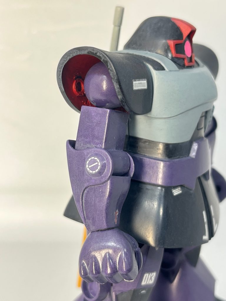 丸い肩パーツはHGゲルググマリーネの物を使用。