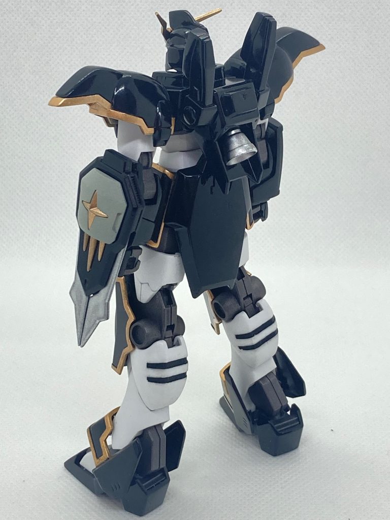 スカート部の武器ホルダーと、肩部のスラスターは取り外してます