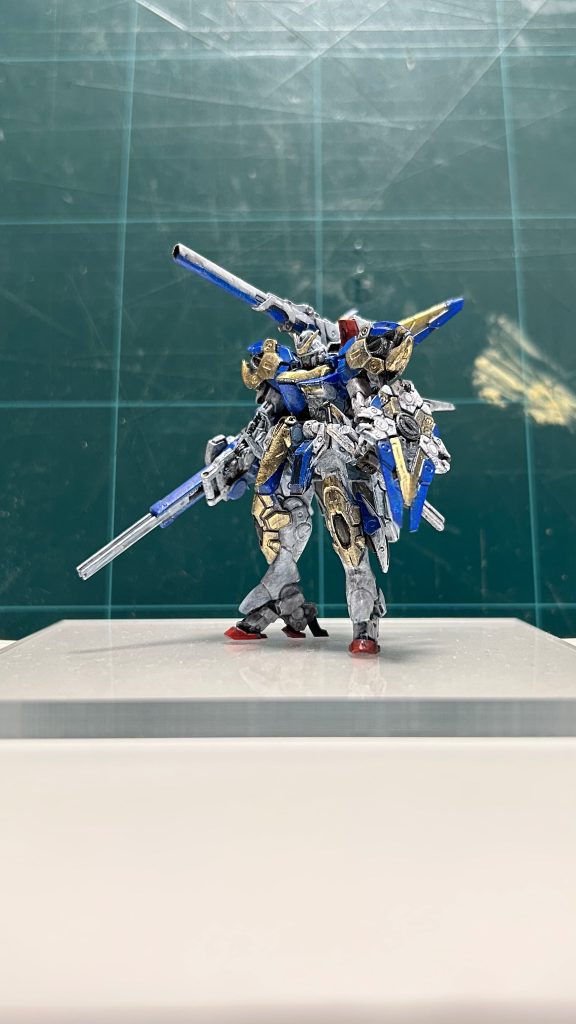 アーティファクトのアレンジ部分の他に、各所ゴールドを塗ってます。なんとなく黄色じゃなくてゴールドなイメージ。何由来なんだろうか。悪くないと思える程度にはかっこよくできたと思います。