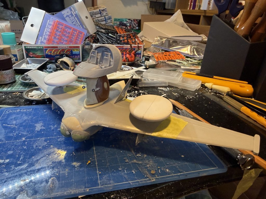 機銃要らんかなと思ったのですが,なんとなくザクの足に穴開けて付けました.