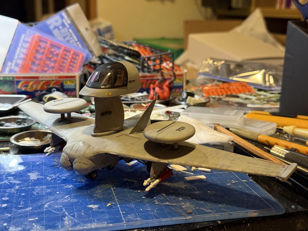 塗装は,ロービジで.ほぼタミヤアクリルのライトグレイ単色.ミサイルもまあ付けとくかということで,ハセガワのアメリカ空軍機武器セットから持ってきました.AIM-4ファルコンというらしい.