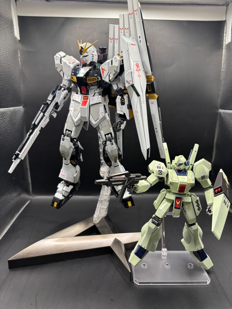 過去作のνガンダムとともに
