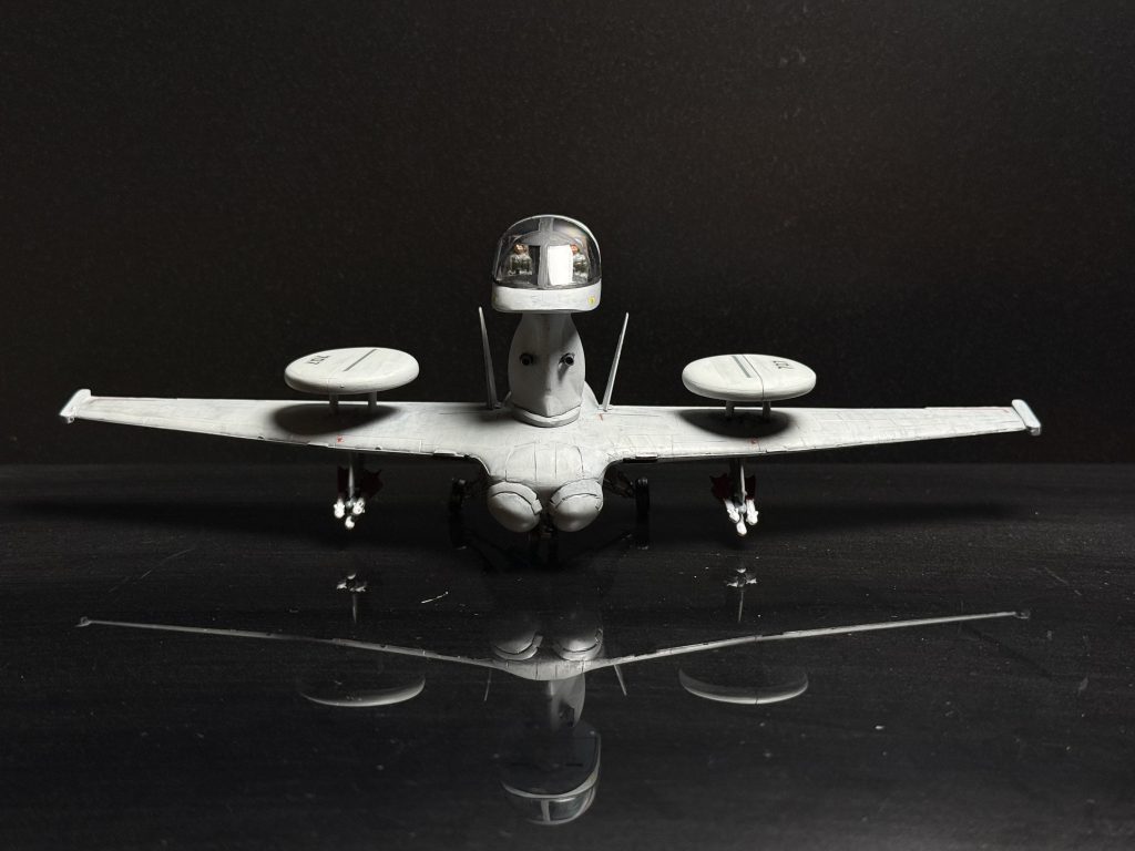 翼しか無い変態偵察機.こんなので本当に飛べるのか.まあジオン脅威の技術力ですからね.