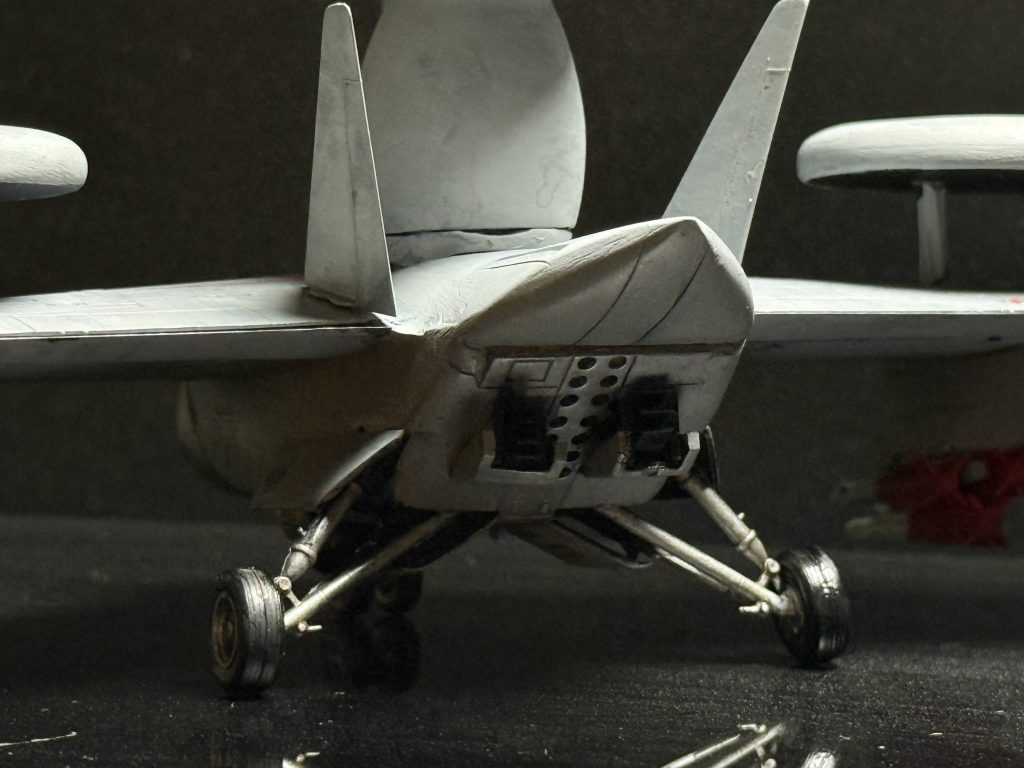 分かりにくいですが,ジェット噴射口がお尻に二個.設定によるとスリット状のベクタードノズルとかいうのらしいので.