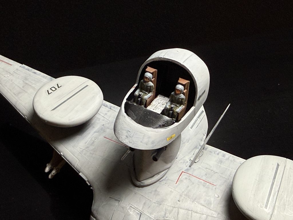 ちゃんとジオン軍パイロットが二人いらっしゃいます.これも設定では下にもコクピット有るそうですが,それもヘンなので.