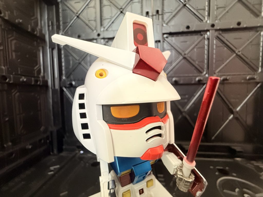 LIMEX素材を使用したガンプラくん石灰石由来の素材を50%以上使用し、石油由来の素材使用量を50%以下にしているとの事素材としての強度が弱く、仮組み〜バラし〜再組み立てなどに向かない逆に言えば、ゲートやヒケ処理の加工性は良好正直、プラモデルの素材として、現段階では従来のスチレン系素材との置き換えは難しいとは思うものの、昨今の石油の値上げや今後の地球環境問題を考えると、LIMEXの様な素材の探求はバンダイとしても必須事項として課題にしているはずそれでも市場はシビアで、買う価値無しと判断されれば売れないし、そうなればメーカーの未来の為の開発費となる原資も生まれないので、メーカーも開発の手を緩める事になるそうなると、将来的に石油由来の材料供給が減った時に、プラモデルの減産や値上げに繋がるなので皆さん、将来のプラモデルの安定供給の為にも、ガンプラくんを購入してガンプラの未来に投資しましょう（オレはもう１つガンプラくんを積んでいるので、投資は完了です）