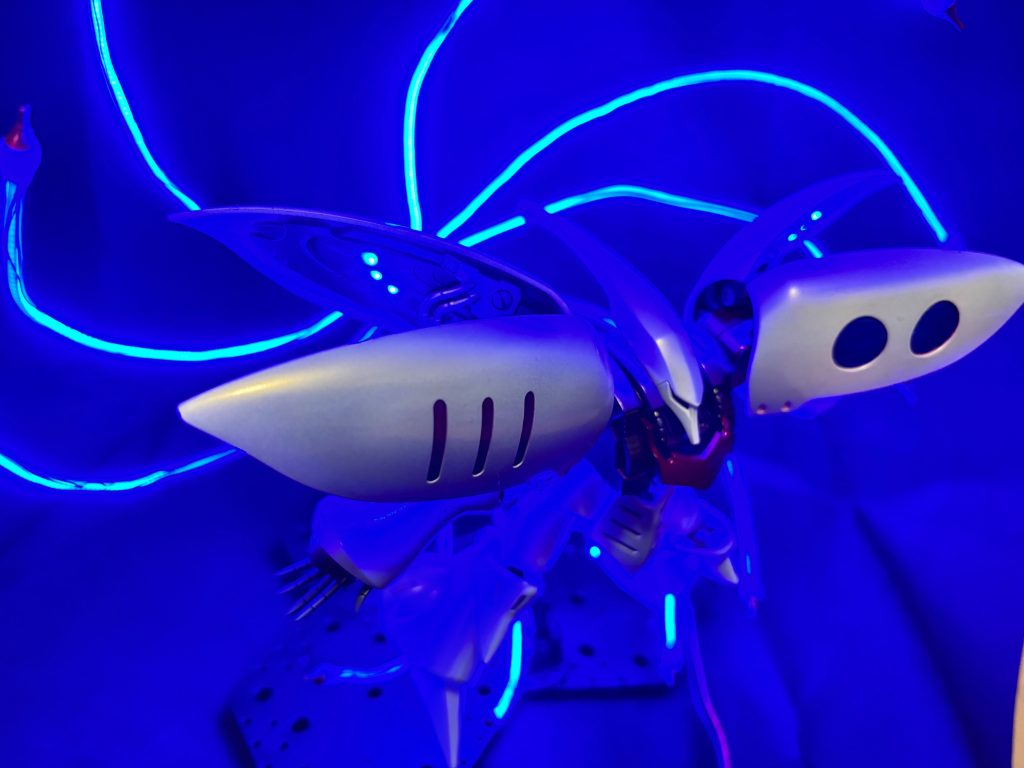 螺旋を描くファンネル軌道にしたかったですがもう少し滑らかな曲線にしたかったなぁー、反省です。実は基盤にマイコンを組み込み発光パターンを変えられるようプログラムを組んだのでが、配線を間違えてしまいショートさせ、泣く泣く電源直結にしました。またやる気になったらもう一度やろうかな、、完成したのでとりあえず良かったです！(自分の中では途中、、、)