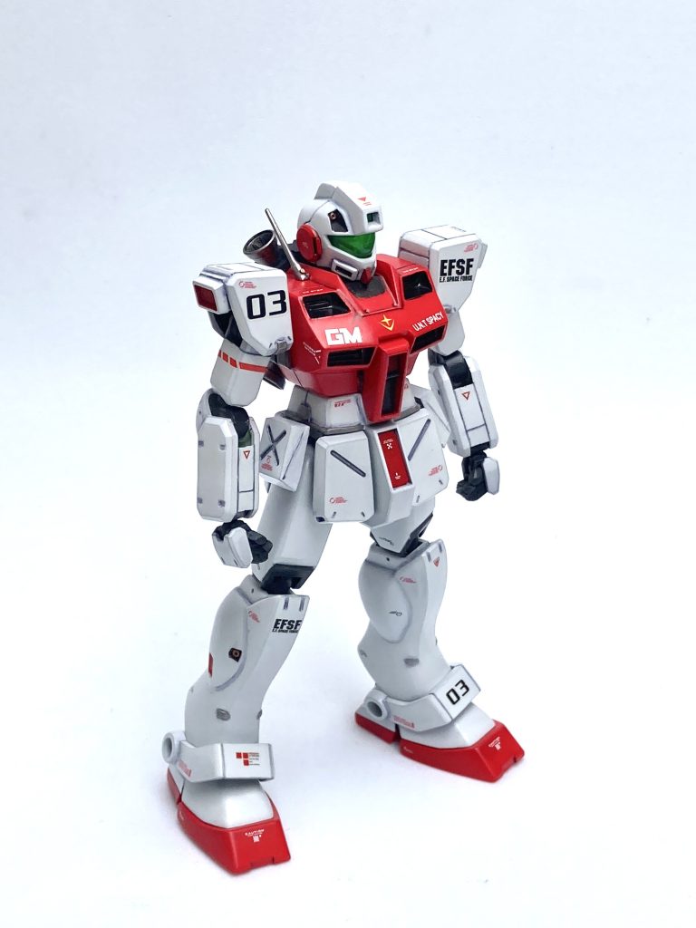 斜め上から。胸部の「GM」は、グッドマークデカールのロゴが偶然にも「GM」だったため、そのまま使っています。肩アーマーの上面や前腕などにパネルラインを追加。ラインチゼルで真っすぐ彫っただけですが、ちょっとしたディテールアップ。