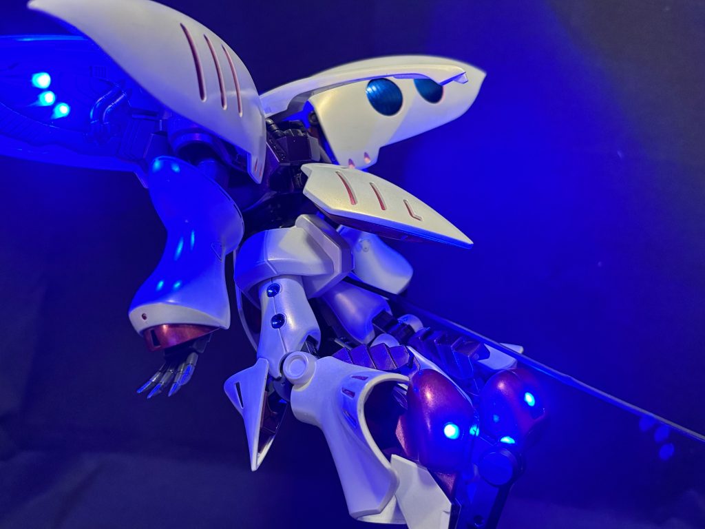 機体内LEDは肩部バインダーと脚部バーニア。青色チップLEDを使用しました。肩部バインダー内は色分け、スジボリして，綺麗に仕上げていますが、写真だと分かりにくい😭
