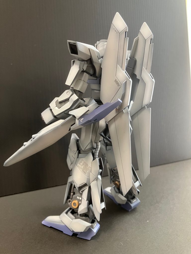 先に作っていたリゼルさんと並べた時に質感変わるので、グラデーションはどうするか悩みましたが、デルタプラスくんは色数少なめなので、グラデーション入れて塗装しました。回を重ねるたびに少しずつ上手になっているみたいです。