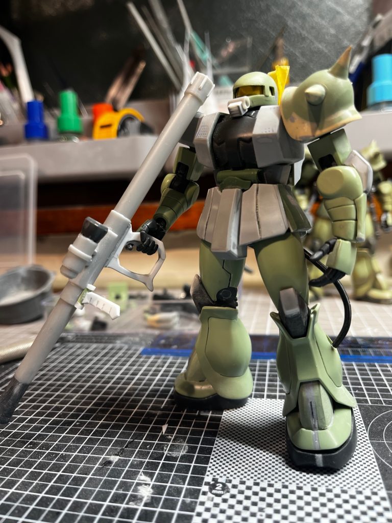 顔はパイプ基部と口を自作しました。胸、腰、フンドシ、腰アーマーは一回り大きくしました。肩のスパイク、肩アーマーも大きくし、取り付け部も上にずらしました。肘、膝も一回り大きくし、足首、靴もかなり大きくしました。&nbsp;