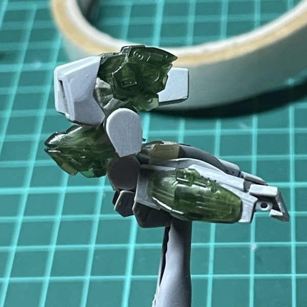 プロポーションのバランス調整してみました。頭作り直す前の悪あがきとして、ヘルメットに瞬着盛り盛りしてデカくしました。太もも変に太かったので削り込んで細くしました。こかんも作り直しましたがまだデカい気もするのでもうちょい小さくしようかなと。飛行形態も試してみました。肩のインテークがデカいがこれ以上どうしようもない、、、（4枚目）