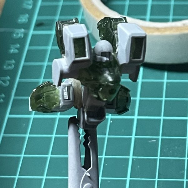 プロポーションのバランス調整してみました。頭作り直す前の悪あがきとして、ヘルメットに瞬着盛り盛りしてデカくしました。太もも変に太かったので削り込んで細くしました。こかんも作り直しましたがまだデカい気もするのでもうちょい小さくしようかなと。飛行形態も試してみました。肩のインテークがデカいがこれ以上どうしようもない、、、（2枚目）