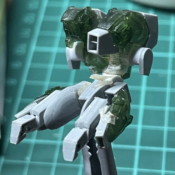 プロポーションのバランス調整してみました。頭作り直す前の悪あがきとして、ヘルメットに瞬着盛り盛りしてデカくしました。太もも変に太かったので削り込んで細くしました。こかんも作り直しましたがまだデカい気もするのでもうちょい小さくしようかなと。飛行形態も試してみました。肩のインテークがデカいがこれ以上どうしようもない、、、（3枚目）