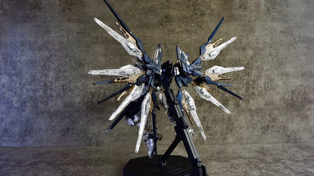 バックパックはメカニカルクリアな部分が少ないから、金属感というより兵器感が強い。