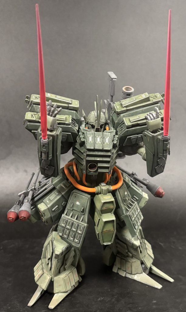 腕の甲にマウントされたビームサーベル。即応性が高い